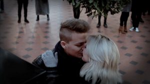 mand og kvinde kysser under en mistelten foran en Coca Cola automat på Hovedbanebården i København