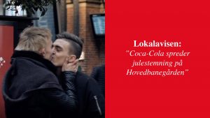 2 mænd kysser på hovedbanegården under Coca Cola mistelten kampagne
