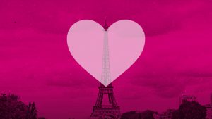 Eiffeltårnet i lyserødt skær med hjerte i forgrunden