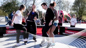 4 unge mennesker spiller bold på Israels Plads under Coca Cola Happy Moves