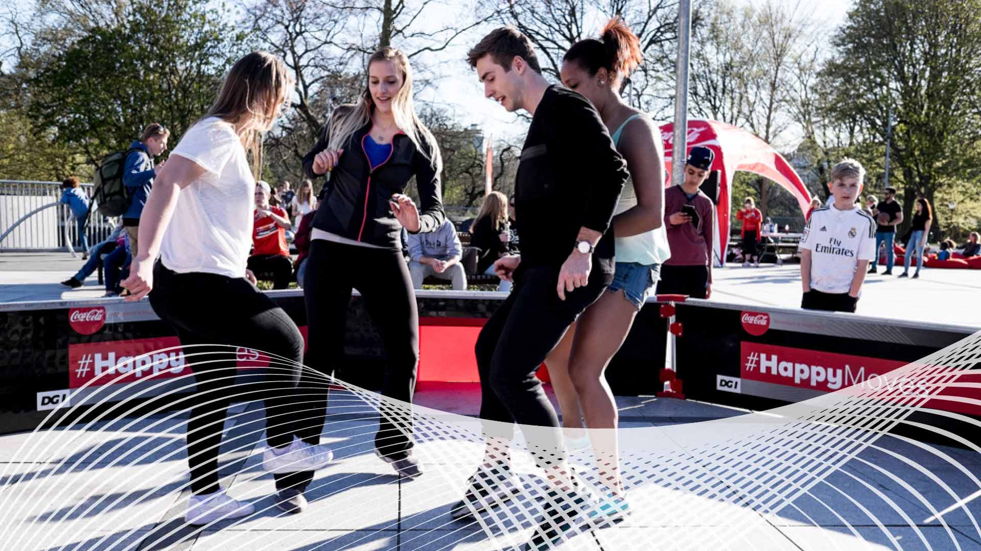 4 unge mennesker spiller bold på Israels Plads under Coca Cola Happy Moves
