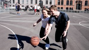 2 unge mennesker spiller basket på Israels Plads
