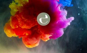 essencius logo med sky af farver i baggrunden