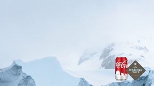 Coca Cola dåse i højre hjørne på baggrund af snedækkede bjerge