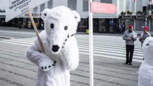 Person i isbjørnekostume mellem Tivoli og Hovedbanegården i København