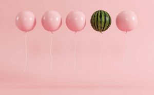 4 lyserøde balloner samt en der forestiller en vandmelon, alle med helium
