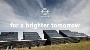 solceller ovenpå hovedkvarter for Solar Polaris med slogan